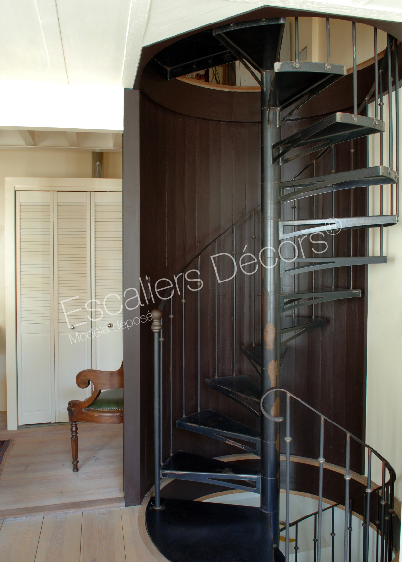 DH59 - Escalier colimaçon intérieur en métal desservant 3 niveaux au look rétro parfait pour une décoration style vintage. Vue 2